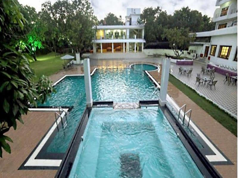 Pluz Resort Silvassa Exterior foto